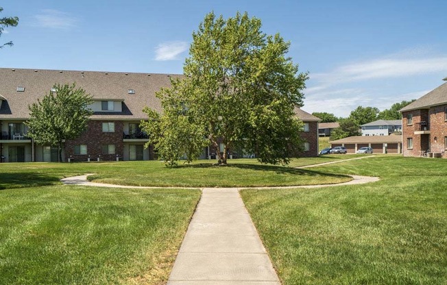 Outdoor greenspace at fountain glen apartment in north lincoln nebraska