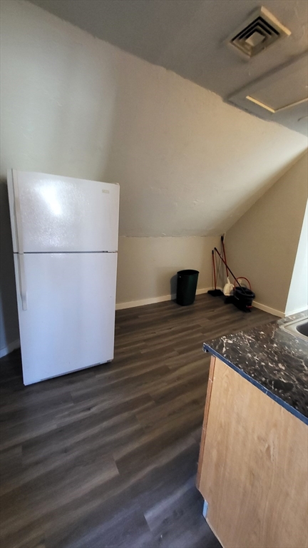 2 beds, 1 bath, $1,900, Unit 3