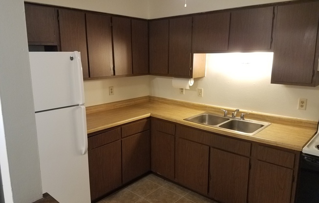 2 beds, 1 bath, $855, Unit 2F