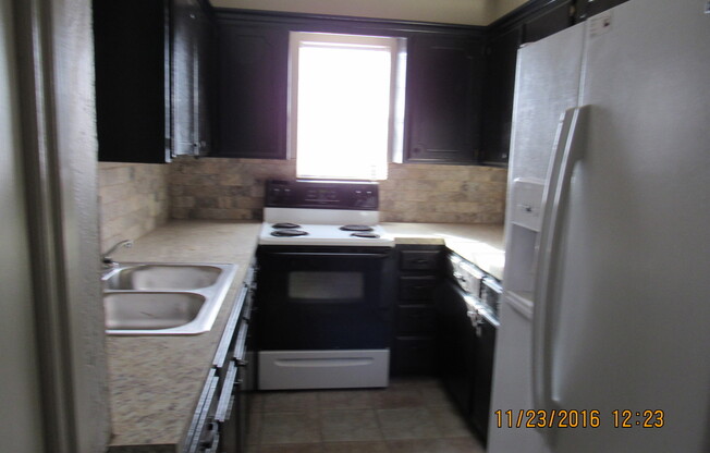 3 beds, 1 bath, 700 sqft, $725, Unit B