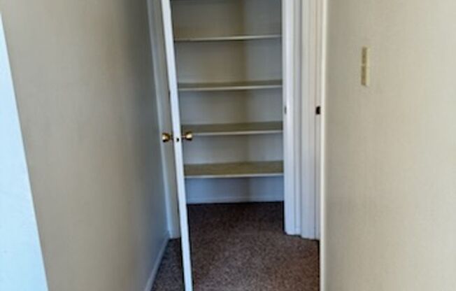 2BR apartment in Eagle River near the Chain of Lakes.