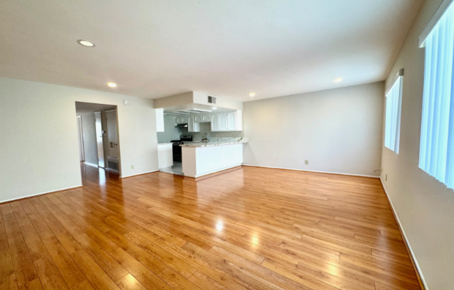 421 N KENNETH RD
