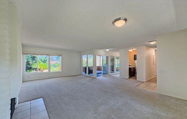 Spacious 2B/2.5BA Townhome w/ Stunning Views, AC & Garage – Available Now! (Month to Month)