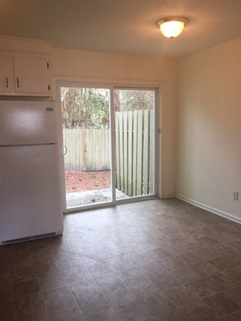 2 beds, 1.5 baths, $1,300, Unit 401 Golf Road - 202