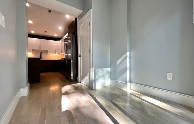 Luxury 4 Bed/2 Bath, LAUNDRY IN-UNIT, Newly Renovated, Private Porch, Washington Square