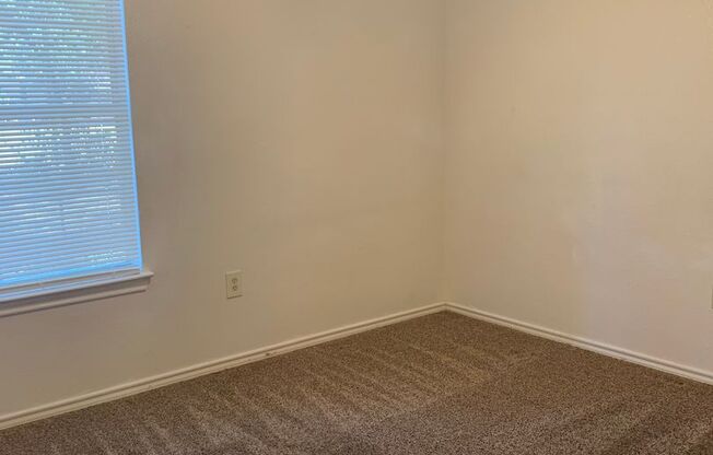 2 beds, 1 bath, 900 sqft, $975