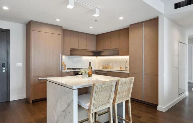 $6,590 - GORGEOUS TWO BED CONDO ON 41st FLOOR