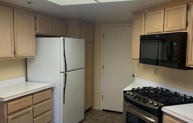 2 beds, 2 baths, $2,800, Unit #N