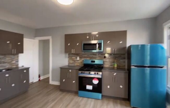 3 beds, 1 bath, $2,500, Unit 107 Caroline St - Unit 3