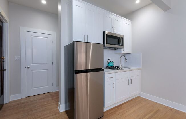 Studio, 1 bath, 290 sqft, $1,950, Unit 211