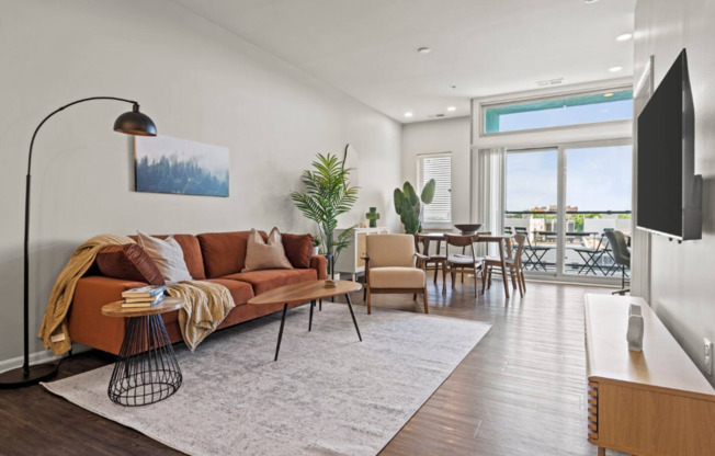 2 beds, 2 baths, 986 sqft, $1,560