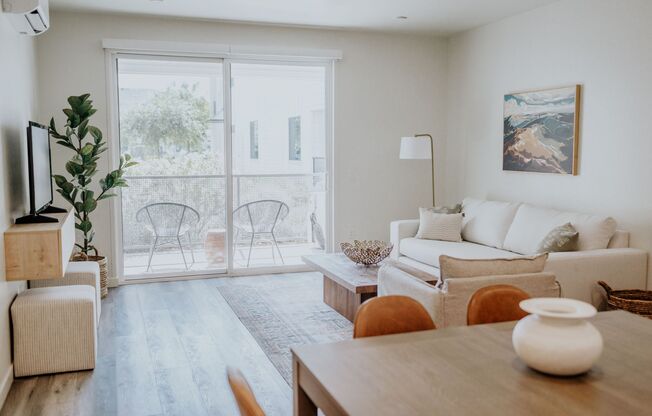 1 bed, 1 bath, 811 sqft, $1,975, Unit 1075