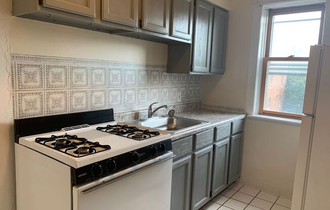 2 beds, 1 bath, $1,300, Unit 6