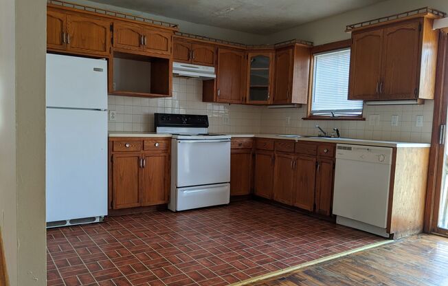 3 beds, 1 bath, $1,295