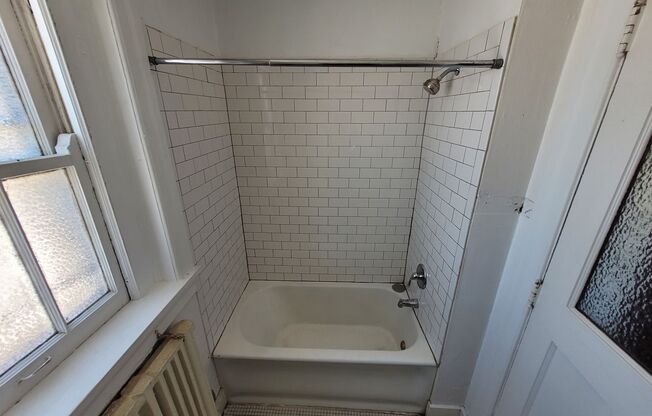 2 beds, 1 bath, $1,050, Unit 1534-6