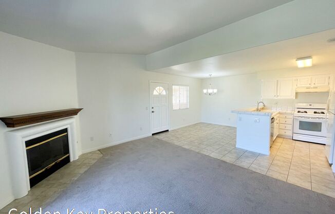 Beautiful upstairs unit in the La Costa Alta Community!