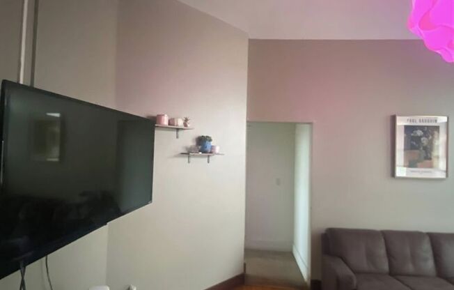 2 beds, 1 bath, $1,500, Unit 15-1