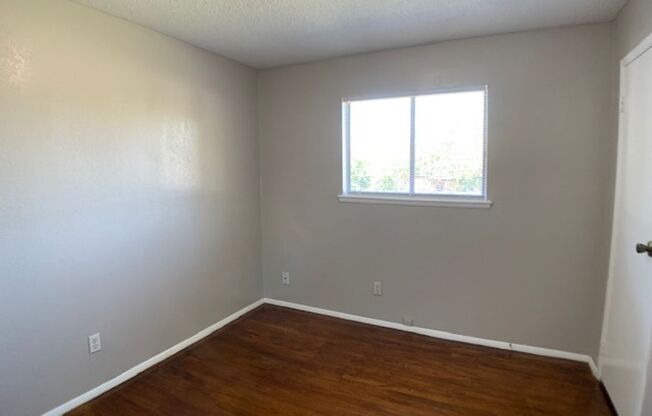 Move -in Special: Three Bedroom Moore!  Beautiful New Remodel