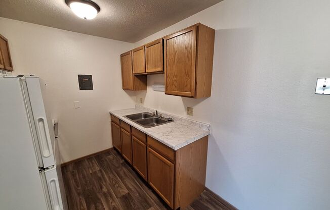 2 beds, 1 bath, 835 sqft, $740, Unit 01