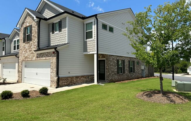 Lovely townhome in gated subdivision minutes from historic Marietta Square!