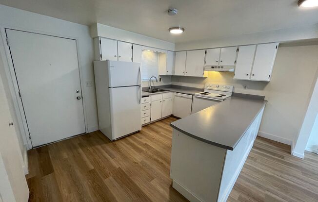 2 beds, 1 bath, 780 sqft, $1,100, Unit 11