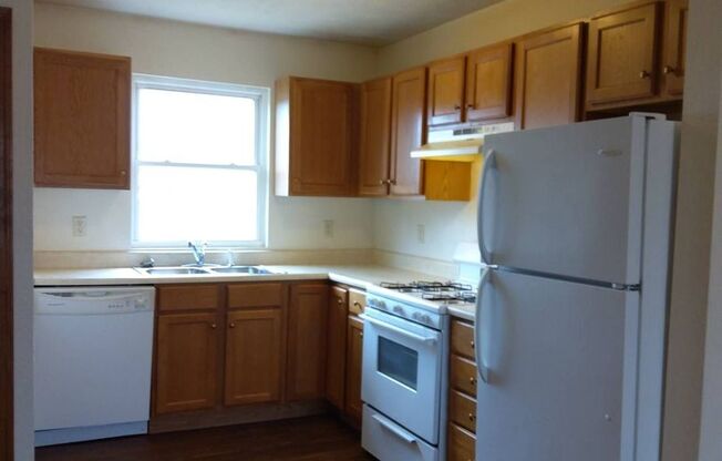 3 beds, 1 bath, 1,034 sqft, $995, Unit Apt. B