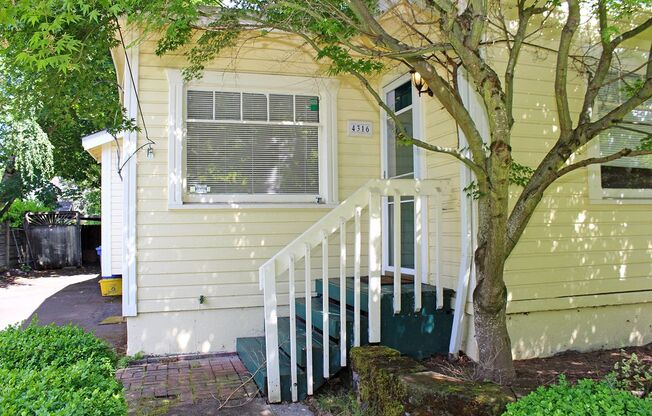 Adorable 2++ Bedroom, 2 Bath Brooklyn Bungalow - steps to MAX line