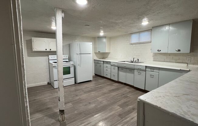 3 beds, 1 bath, $1,225, Unit 2651 S Grant 1/2