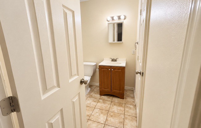 1 bed, 1 bath, 530 sqft, $950, Unit Skyway Unit 8 > SAK