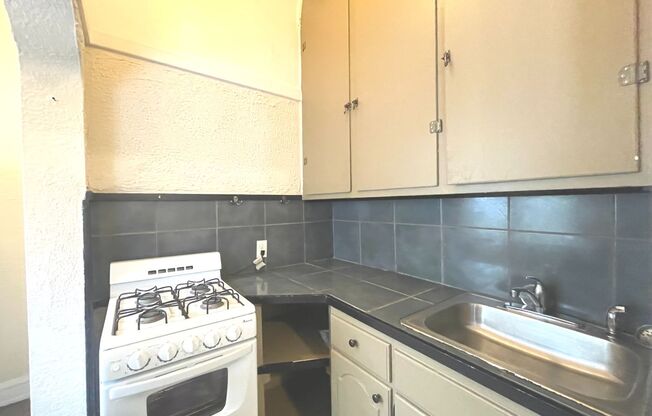 Studio, 1 bath, $850, Unit 1