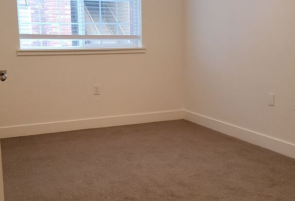 2 beds, 1 bath, 954 sqft, $1,290, Unit E102