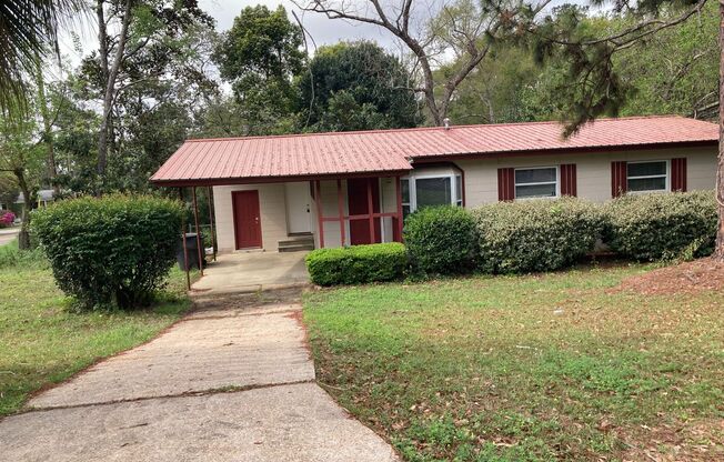 3 bed 1 bath House With Fenced-in Yard, Available NOW!