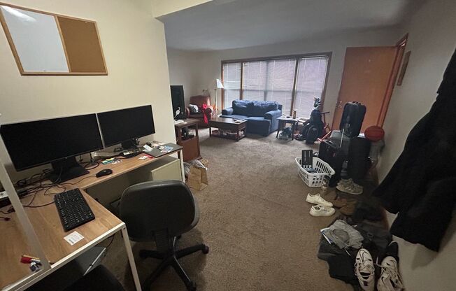 1 bed, 1 bath, $925, Unit B