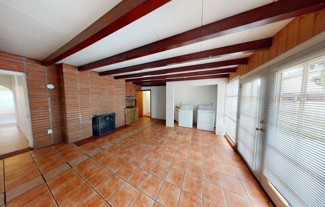 Large House!! Quick walk to campus!!