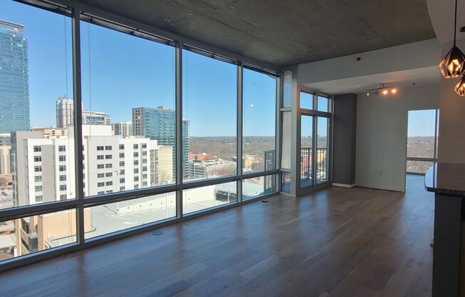 Modern Corner Unit 1BR Condo in Midtown with Skyline Views