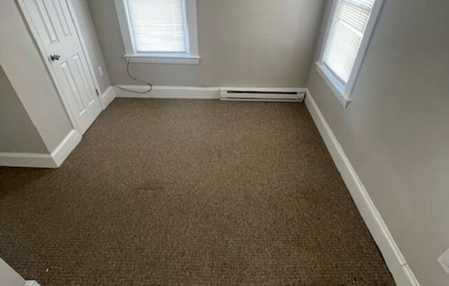 2 beds, 1 bath, $1,395, Unit 3R