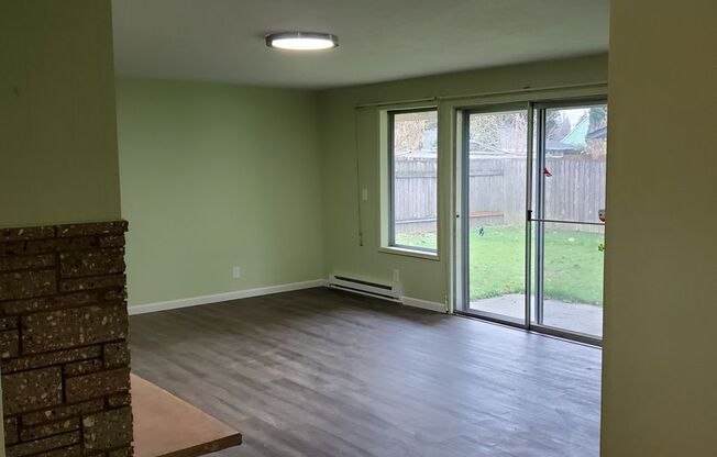 3bd/1.5ba Completely Remodeled House with HUGE FULLY FENCED BACK YARD!