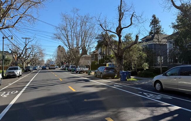 2 beds, 1 bath, $2,600, Unit 2053 Central Ave C (LO)