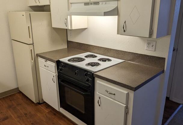 2 beds, 2 baths, 900 sqft, $1,525, Unit #24