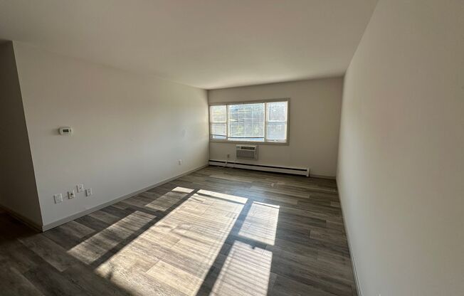 2 beds, 1 bath, $1,395, Unit 203
