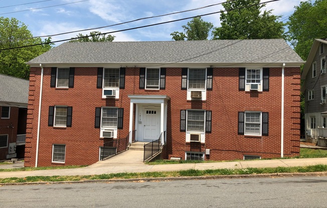 Jamestowne Apartments | 1415 Clover Street Apt B-2