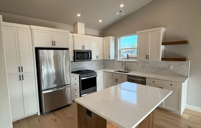 Gorgeous Built 3 Bed/ 2 Full Bath Home close to Thurston Area! Apply Now!