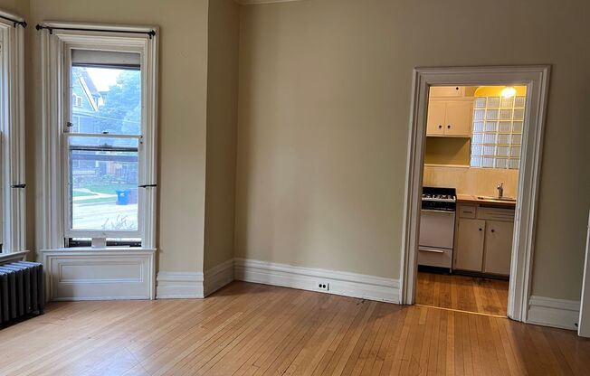 Adorable One Bedroom Upper in Heritage Hill! All utilities included!