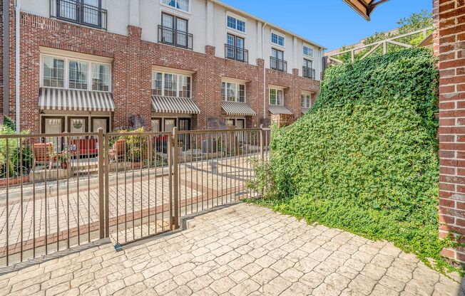 2 bdrm, 2.5 bath Town Home steps away from the beltline and Krog Street Market in Inman Park! Community Pool!
