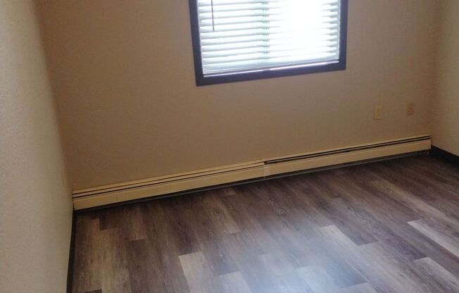 3 beds, 1 bath, 1,042 sqft, $1,047, Unit LV 106