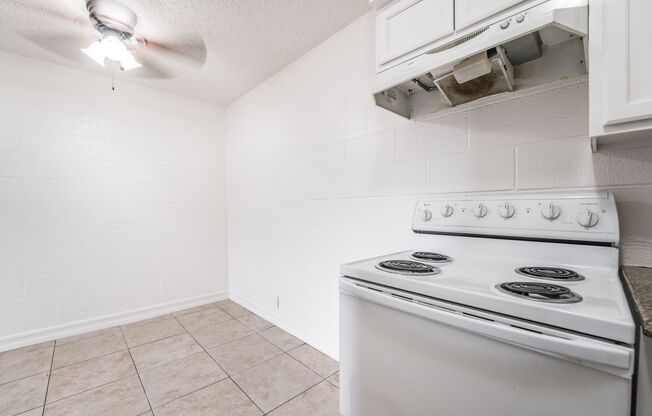 1 bed, 1 bath, $950, Unit Unit #16