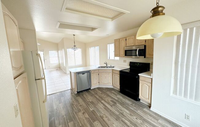 Spacious 3 Bed, 2 Bath Home in Peoria - Your Perfect Home Awaits!