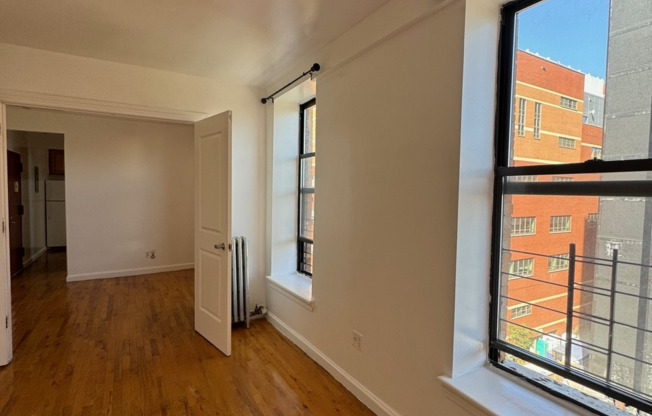 2 beds, 1 bath, $2,100, Unit 5C