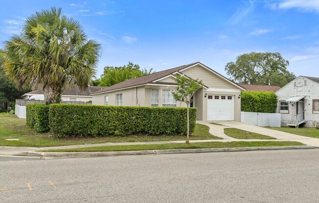 Winter Park 3 bedroom steps to shopping, dining.