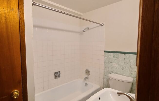 Studio, 1 bath, 450 sqft, $800, Unit 6